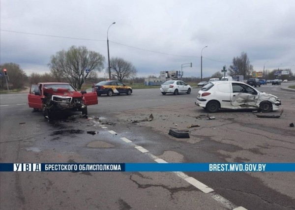 В Бресте на Варшавке возле Евроопта серьёзно столкнулись автомобили. Подробности ДТП