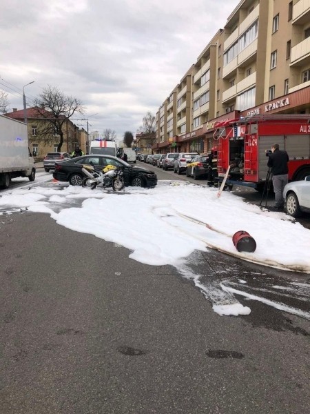 Жесть. Появилось видео, как в Гродно мотоциклист врезался в легковушку