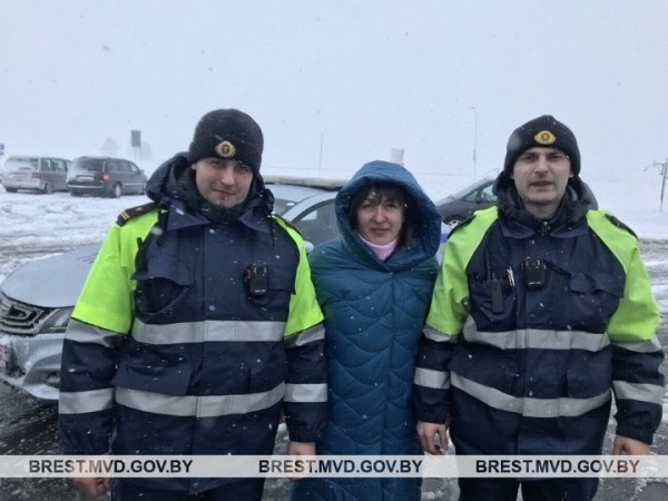 Сотрудники Дрогичинского ГАИ помогли брестчанам на дороге