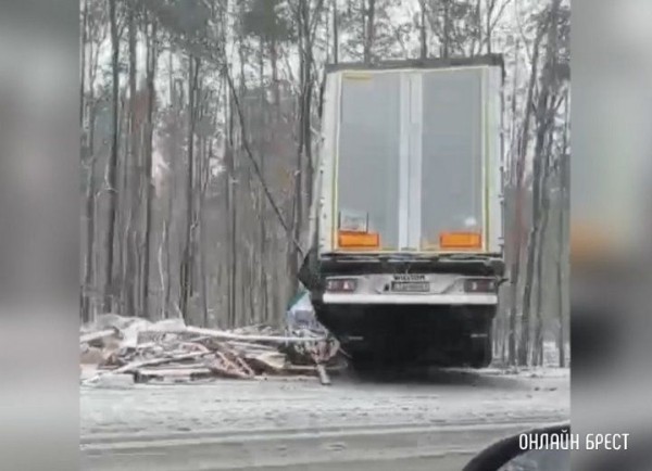 Читатель: Под Брестом фура вылетела в кювет
Читатель: Под Брестом фура вылетела в кювет