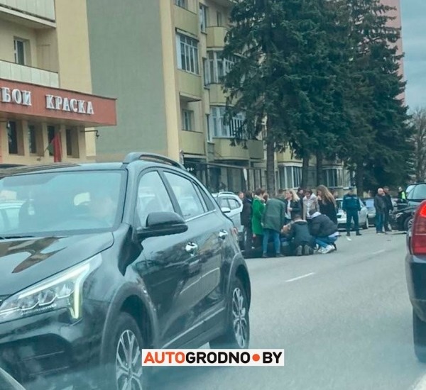 Жесть. Появилось видео, как в Гродно мотоциклист врезался в легковушку