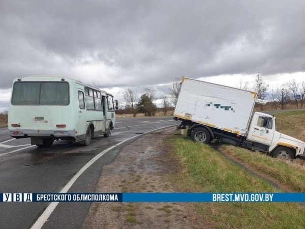 Автобус и грузовик попали столкнулись в Брестской области. Кто виноват? Автобус и грузовик попали столкнулись в Брестской области. Кто виноват?
