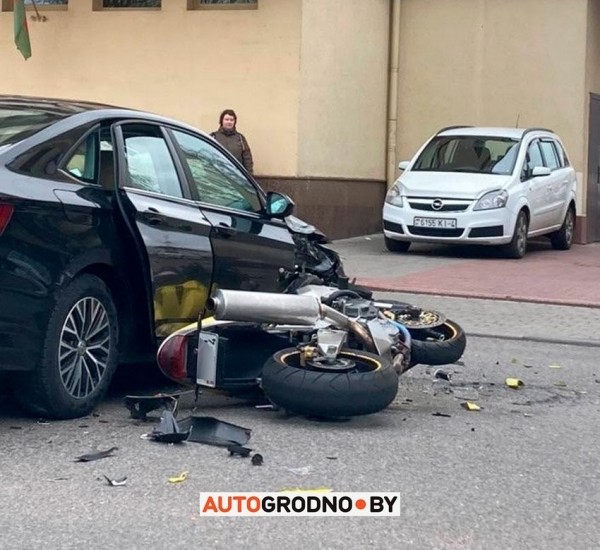 Жесть. Появилось видео, как в Гродно мотоциклист врезался в легковушку