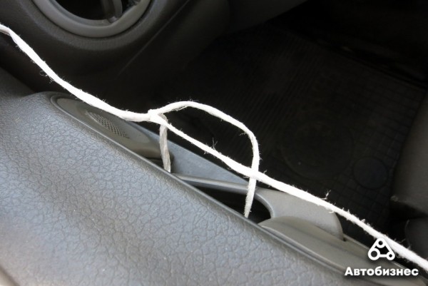 Как открыть дверь авто, если ключи остались внутри? Проверка народных способов