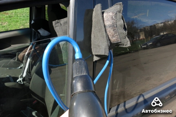 Как открыть дверь авто, если ключи остались внутри? Проверка народных способов