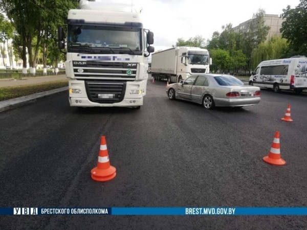 Житель Жабинковского района при перестроении не заметил Mercedes Житель Жабинковского района при перестроении не заметил Mercedes