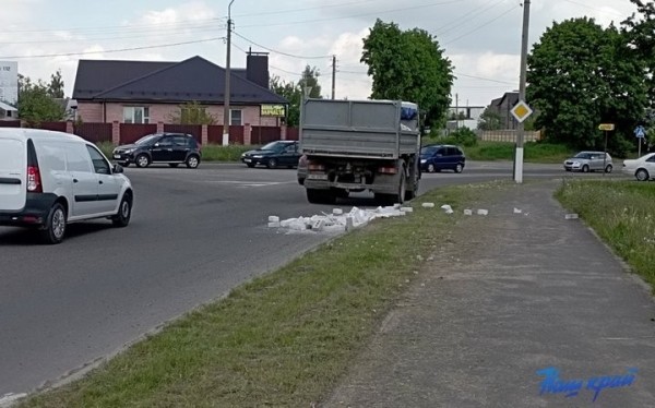 Фотофакт. В Барановичах из грузовика высыпались кирпичи