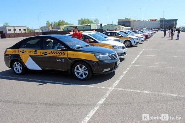 Кобринские таксисты проехали колонной и почтили память защитников города