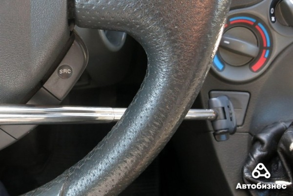 Как открыть дверь авто, если ключи остались внутри? Проверка народных способов