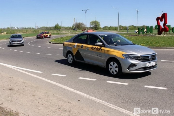 Кобринские таксисты проехали колонной и почтили память защитников города