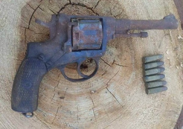 В Брестской области мужчина купил дом, начал ремонт крыши - а там пистолет и патроны В Брестской области мужчина купил дом, начал ремонт крыши - а там пистолет и патроны