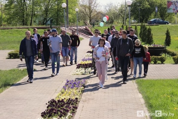 Кобринские таксисты проехали колонной и почтили память защитников города
