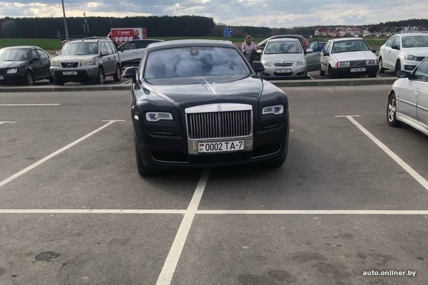 Парковка на два места: почему некоторые водители так поступают?