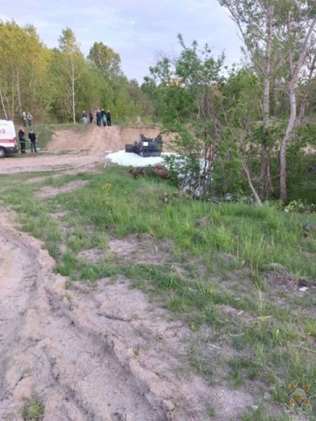 В Бресте перевернулся внедорожник. Работниками МЧС спасена девушка В Бресте перевернулся внедорожник. Работниками МЧС спасена девушка