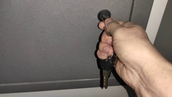 Должны ли закрываться на ключ электрощитки в многоквартирных домах? История белоруса