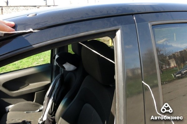 Как открыть дверь авто, если ключи остались внутри? Проверка народных способов