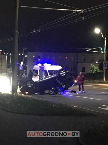Этой ночью в Гродно девушка перевернулась на BMW X5. Видео Этой ночью в Гродно девушка перевернулась на BMW X5. Видео