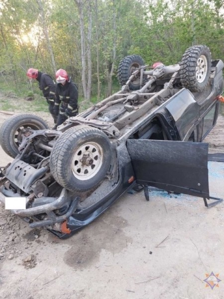 В Бресте перевернулся внедорожник. Работниками МЧС спасена девушка В Бресте перевернулся внедорожник. Работниками МЧС спасена девушка