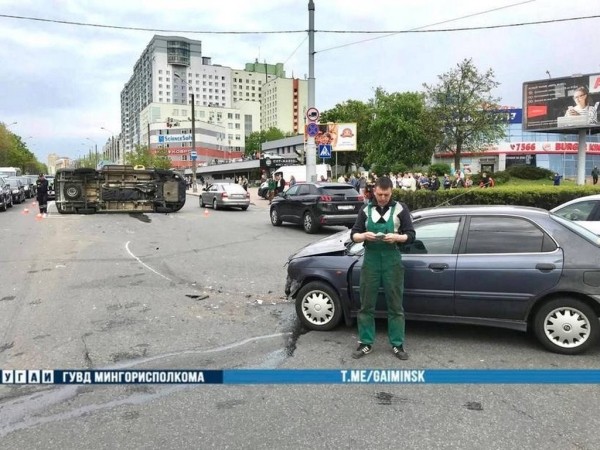 В Минске на перекрестке опрокинулась скорая. Опубликовано видео, как это произошло