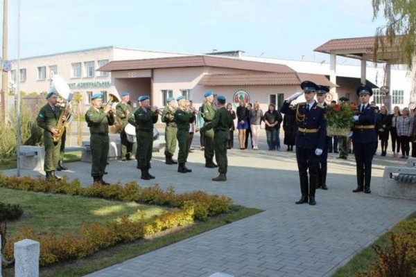 Брестские коммунальники почтили память воинов-пограничников, погибших в годы Великой Отечественной войны