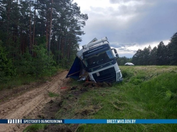 В Брестской области фура вылетела в кювет. Стали известны подробности В Брестской области фура вылетела в кювет. Стали известны подробности