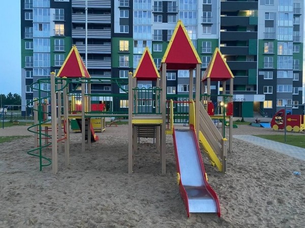 В Бресте на улице Мытной  завершён монтаж детского игрового комплекса