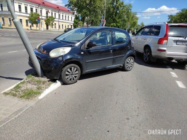 Очевидец: В Бресте на Машерова-Ленина въехали в светофор
Очевидец: В Бресте на Машерова-Ленина въехали в светофор