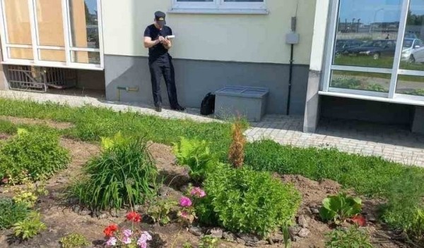 В Барановичах из окна 6-го этажа выпал ребенок и остался жив В Барановичах из окна 6-го этажа выпал ребенок и остался жив