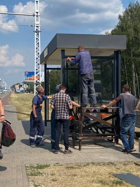 В Бресте смонтирована новая остановка. Появятся и новые скамейки