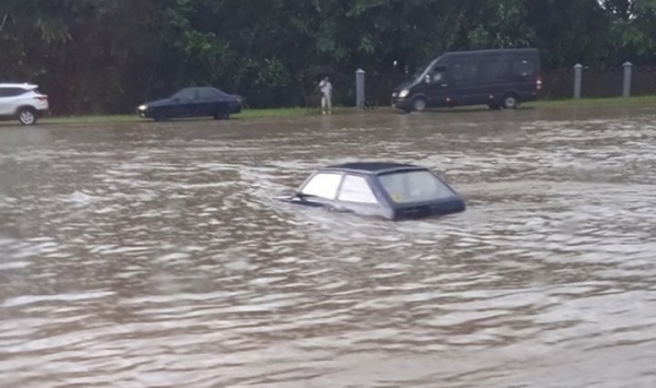 Автомобили оказались наполовину в воде из-за ливня в Могилеве. Фотофакт