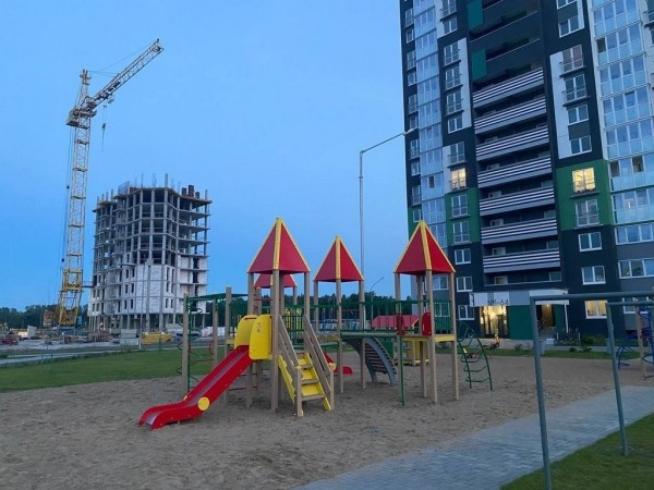 В Бресте на улице Мытной  завершён монтаж детского игрового комплекса