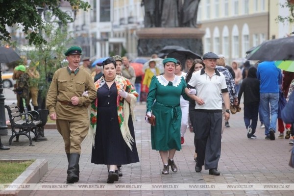 В Бресте на ул.Советской воссоздали атмосферу последнего мирного вечера
