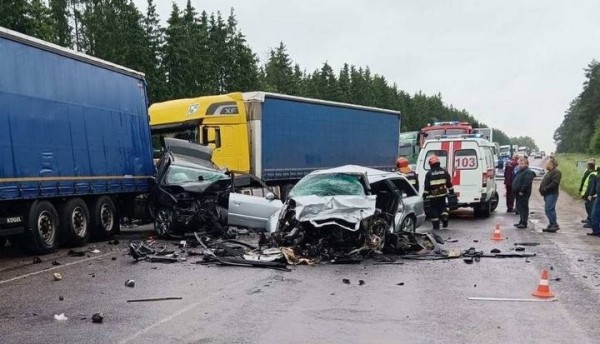 Недалеко от границы с Литвой столкнулись BMW и Audi — один погибший, шестеро в больнице