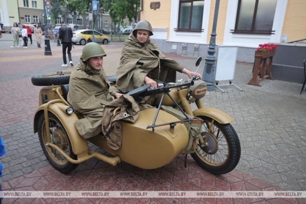 В Бресте на ул.Советской воссоздали атмосферу последнего мирного вечера