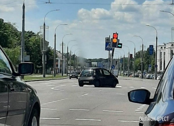 Очевидец: В Бресте на Машерова-Ленина въехали в светофор
Очевидец: В Бресте на Машерова-Ленина въехали в светофор