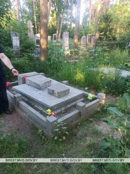 Вандалы осквернили могилу на кладбище в Барановичах Вандалы осквернили могилу на кладбище в Барановичах