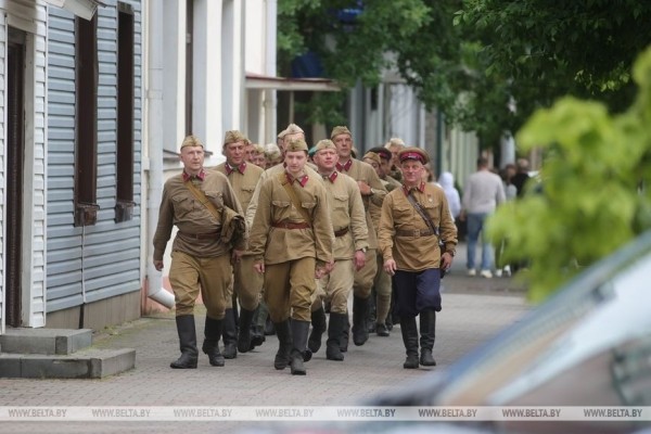 В Бресте на ул.Советской воссоздали атмосферу последнего мирного вечера