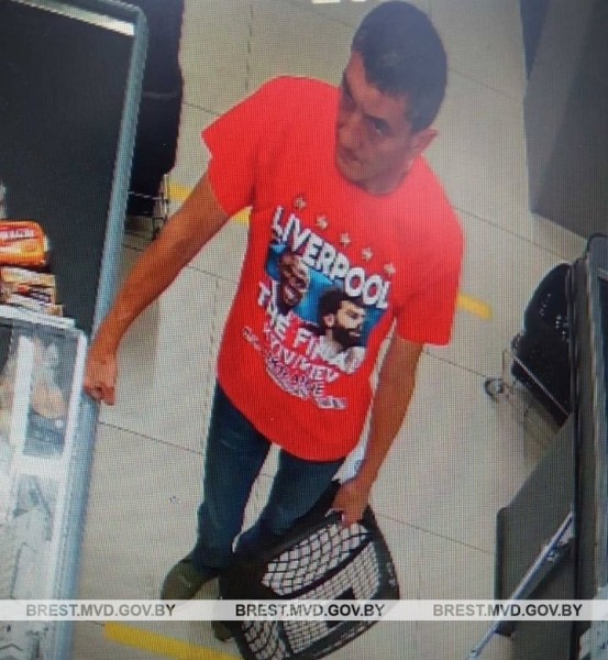 В Бресте ищут покупателя в красной майке Liverpool В Бресте ищут покупателя в красной майке Liverpool