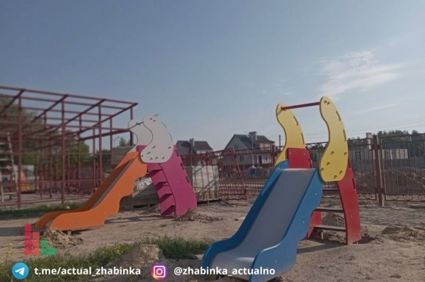 В Жабинке в новом детском саду устанавливают игровые площадки