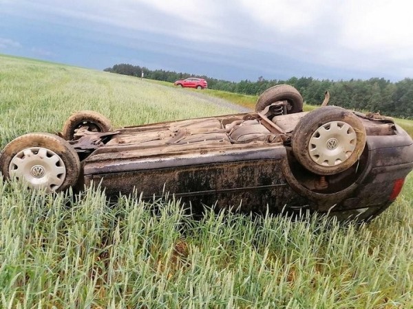 Мать ребенка во время движения решила поднять игрушку - Volkswagen вылетел в кювет Мать ребенка во время движения решила поднять игрушку - Volkswagen вылетел в кювет