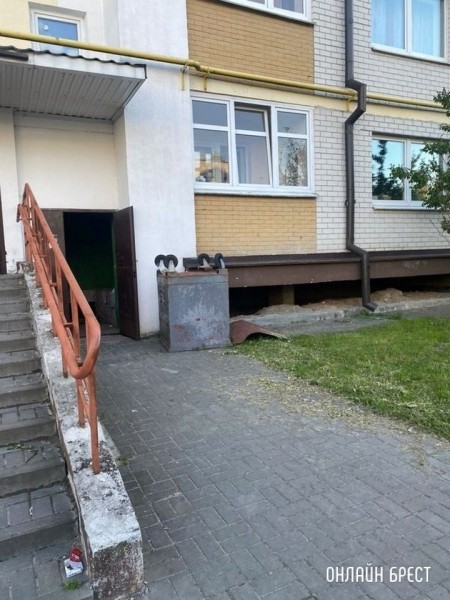 Читатель: Брест, бульвар Космонавтов, 40. Под окном дома круглые сутки стоит мусорный контейнер. Он ведь должен стоять в шахте мусоропровода?
Читатель: Брест, бульвар Космонавтов, 40. Под окном дома круглые сутки стоит мусорный контейнер. Он ведь должен стоять в шахте мусоропровода?