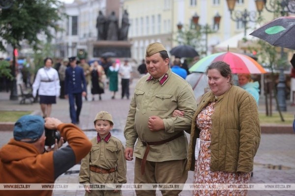 В Бресте на ул.Советской воссоздали атмосферу последнего мирного вечера