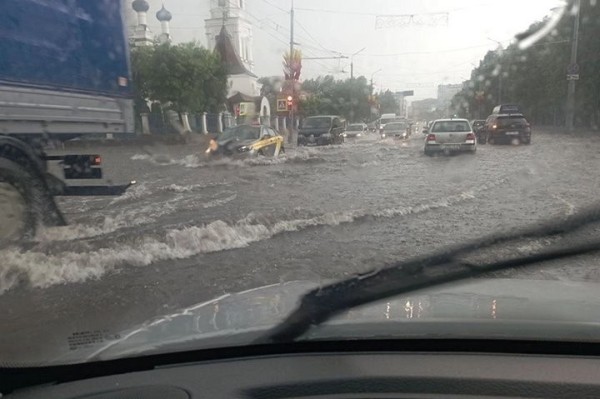 Автомобили оказались наполовину в воде из-за ливня в Могилеве. Фотофакт