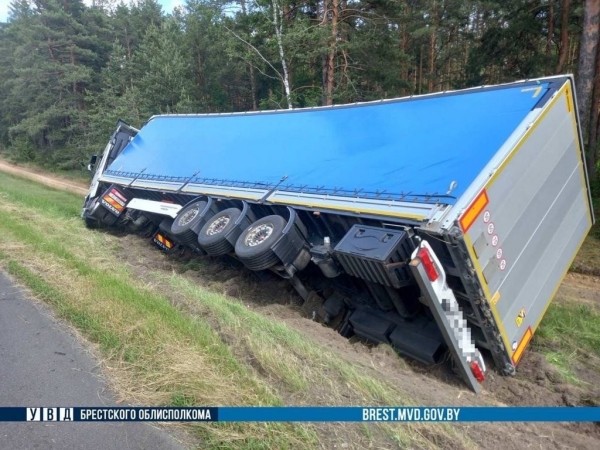 В Брестской области фура вылетела в кювет. Стали известны подробности В Брестской области фура вылетела в кювет. Стали известны подробности
