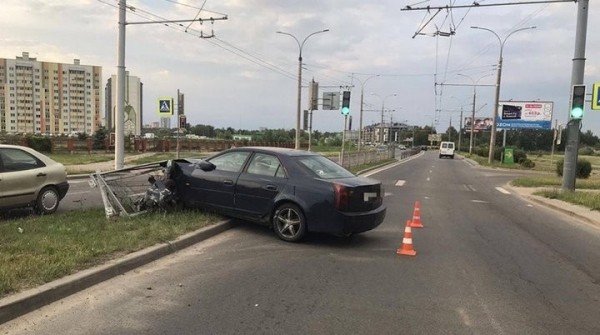 Пьяный бесправник снес пять пролетов ограждения на проспекте в Бресте