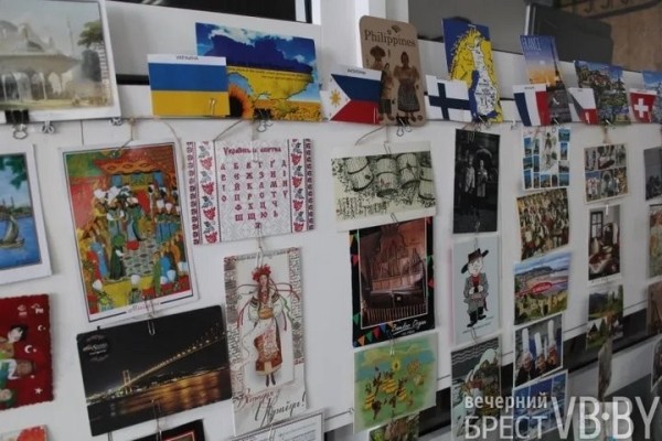 Открываем мир через почтовые карточки. В Бресте работает уникальная выставка «Счастливый посткроссинг»
