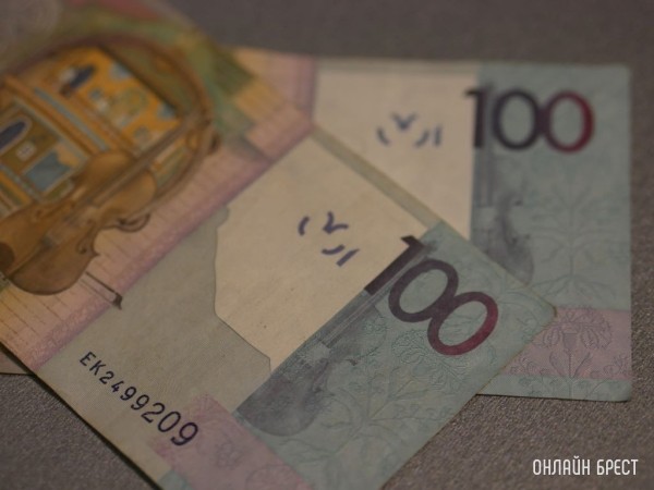 Нужно ли менять старые 100-рублевые купюры на новые? Нужно ли менять старые 100-рублевые купюры на новые?