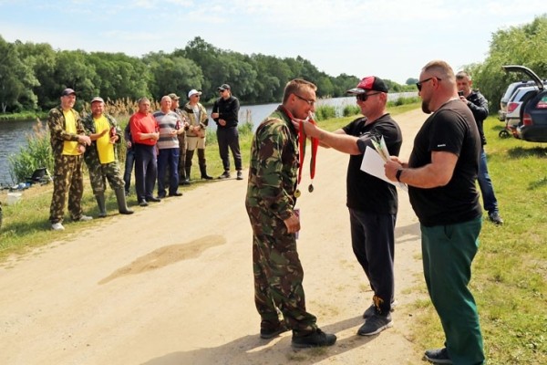 В Кобрине прошли рыболовные соревнования между предприятиями — лучшие рыбаки работают на хлебозаводе В Кобрине прошли рыболовные соревнования между предприятиями — лучшие рыбаки работают на хлебозаводе