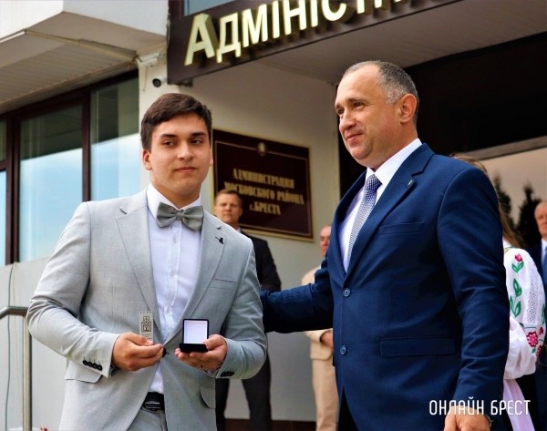 
                Читатель: Мгновения вчерашнего праздника выпускников Московского района г. Бреста
            