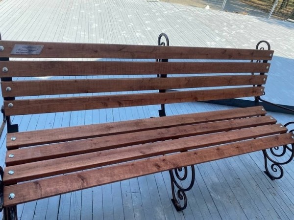 В Бресте смонтирована новая остановка. Появятся и новые скамейки